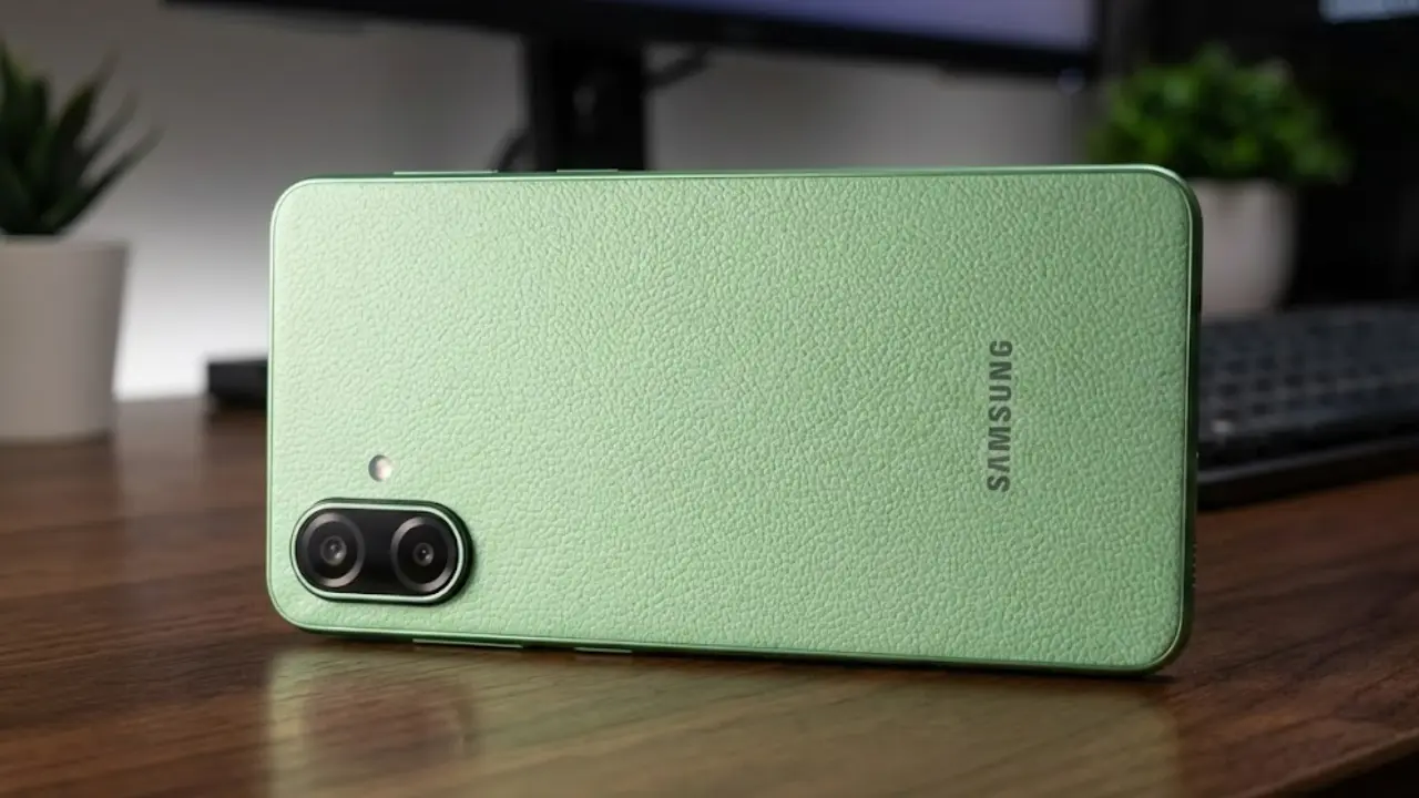 "Samsung Galaxy F70e Limelight Green smartphone with premium leather pattern back design and 6000mAh battery - Telugu Technician Review"